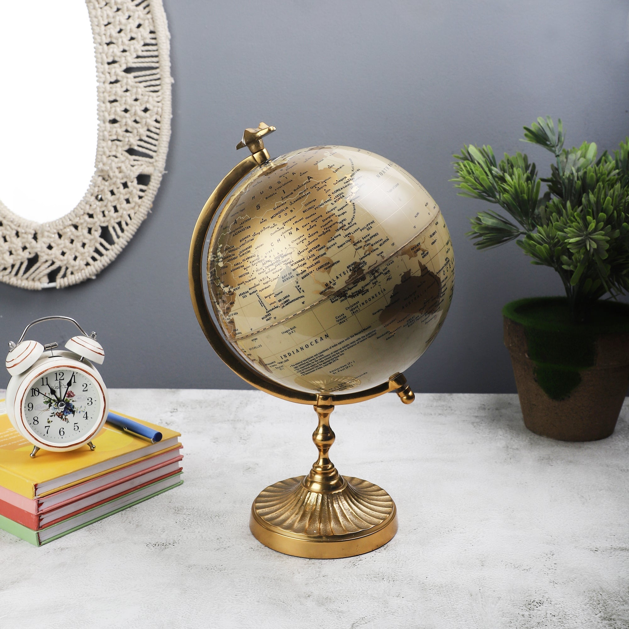 Glasgow Textured Gold Globe w/Aeroplane Top